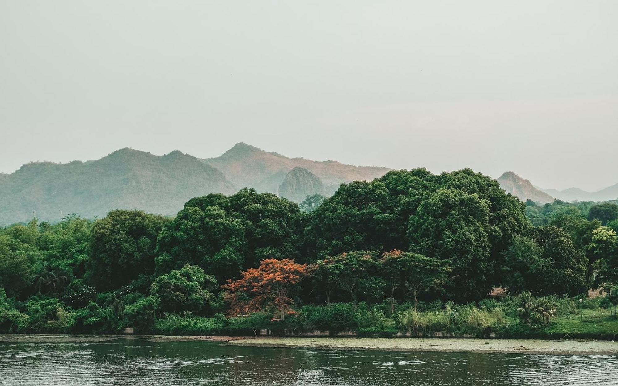 Natee The Riverfront Hotel Kanchanaburi Esterno foto